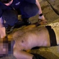 Ein indischer Tourist ist gestorben und drei weitere wurden ins Krankenhaus eingeliefert, nachdem vier Männer in den frühen Morgenstunden des 9. Mai in einem Café in der Nähe des Kamala Beach in Phuket plötzlich das Bewusstsein verloren hatten.