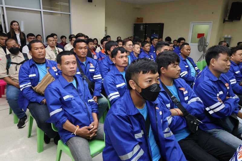 Südkorea hat vier Provinzen im Nordosten Thailands auf eine schwarze Liste gesetzt und die Einfuhr von Saisonarbeitskräften für Landwirtschaft und Fischerei bis 2026 ausgesetzt, nachdem festgestellt wurde, dass einige von ihnen von ihren Arbeitgebern geflohen waren.Das Arbeitsministerium bestätigte am Dienstag den Bericht, der zuvor in den sozialen Medien weite Verbreitung gefunden hatte, wie die Facebook-Seite des Anti-Fake News Center Thailand berichtet.