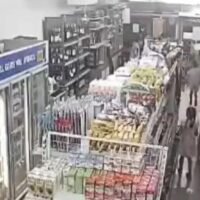 Eine israelische Touristenfamilie wurde in einem Supermarkt in Phuket des Ladendiebstahls beschuldigt, nachdem Angestellte angeblich Erwachsene dabei ertappt hatten, wie sie Kinder dazu anstifteten, Snacks zu verstecken und den Laden zu verlassen, ohne zu bezahlen.
