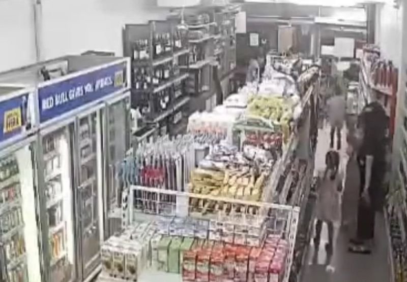 Eine israelische Touristenfamilie wurde in einem Supermarkt in Phuket des Ladendiebstahls beschuldigt, nachdem Angestellte angeblich Erwachsene dabei ertappt hatten, wie sie Kinder dazu anstifteten, Snacks zu verstecken und den Laden zu verlassen, ohne zu bezahlen.