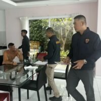 Die thailändische Einwanderungspolizei hat einen israelischen Staatsbürger festgenommen, der wegen schwerer Verbrechen, darunter Mord und Sprengstoffdelikte, gesucht wurde. Er war auf Koh Samui aufgespürt worden. Der Verdächtige, der als der 28-jährige Matan Aviv identifiziert wurde, wurde am 29. April gegen 16:00 Uhr nach Abstimmung mit Interpol und der israelischen Botschaft in Thailand festgenommen