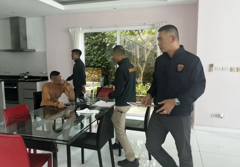 Die thailändische Einwanderungspolizei hat einen israelischen Staatsbürger festgenommen, der wegen schwerer Verbrechen, darunter Mord und Sprengstoffdelikte, gesucht wurde. Er war auf Koh Samui aufgespürt worden. Der Verdächtige, der als der 28-jährige Matan Aviv identifiziert wurde, wurde am 29. April gegen 16:00 Uhr nach Abstimmung mit Interpol und der israelischen Botschaft in Thailand festgenommen