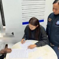 Die Touristenpolizei in Phuket hat die Kontrollen von Ausländern, die gegen die Einwanderungsbestimmungen verstoßen, verstärkt. Dies führte zur Festnahme zweier Männer, die sich seit mehr als zwei Jahren illegal in Thailand aufhielten. Die Beamten nutzten ein KI-gestütztes Gesichtserkennungssystem, das mit einer zentralen Einwanderungsdatenbank verknüpft ist, um die Verdächtigen in Echtzeit zu identifizieren.