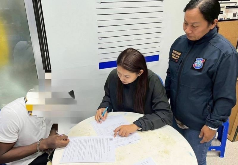 Die Touristenpolizei in Phuket hat die Kontrollen von Ausländern, die gegen die Einwanderungsbestimmungen verstoßen, verstärkt. Dies führte zur Festnahme zweier Männer, die sich seit mehr als zwei Jahren illegal in Thailand aufhielten. Die Beamten nutzten ein KI-gestütztes Gesichtserkennungssystem, das mit einer zentralen Einwanderungsdatenbank verknüpft ist, um die Verdächtigen in Echtzeit zu identifizieren.