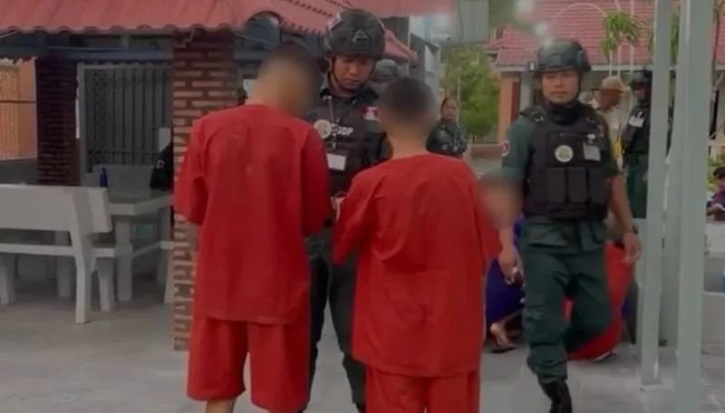 Kambodscha verstärkt seine Grenzsicherung, indem es 790 jugendliche und erwachsene Straftäter, die wegen bandenbezogener Verbrechen inhaftiert sind, in Haft- und Ausbildungszentren entlang der Grenze verlegt, um dort eine Berufsausbildung zu erhalten und anschließend beim Aufbau von Grenzsicherungsanlagen und der Unterstützung der Fronttruppen zu helfen, berichteten Amarin TV und Cambodianess.com heute (23. Mai).