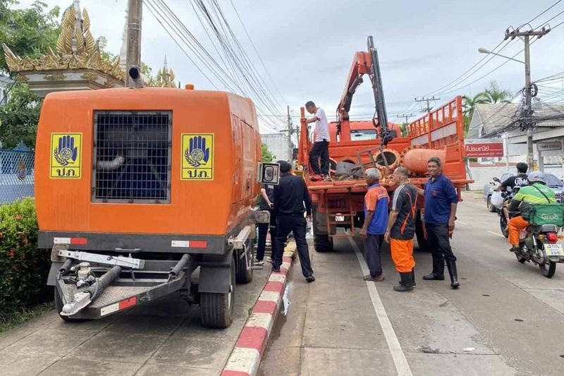 Das Katastrophenschutzministerium hat für Mittwoch und Donnerstag aufgrund verstärkter Regenfälle vor möglichen Sturzfluten und Oberflächenabflüssen im ganzen Land gewarnt. Die Verordnung, die auch Bangkok umfasst, wurde am Dienstagabend erlassen, nachdem Thailand am vergangenen Freitag offiziell in die Regenzeit eingetreten war .