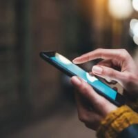 Eine Schule in Bangkok steht unter Beobachtung, nachdem ein Lehrer angeblich das Handy eines Schülers konfisziert und 10.000 Baht für dessen Rückgabe verlangt hat. Der Fall erregte am 14. Mai über Facebook Aufsehen, obwohl er sich bereits am 20. April ereignet hatte. Die Identität der Schule, des Lehrers und des Schülers wurde nicht bekannt gegeben.