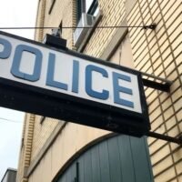 Ein Mann stellte sich in der Provinz Nonthaburi der Polizei, nachdem er mutmaßlich eine Frau getötet und ihre Leiche zu einer Polizeistation gebracht hatte. Die schockierende Tat ereignete sich, als der Verdächtige mit der in einer Limousine versteckten Leiche des Opfers auf der Polizeistation Bang Bua Thong eintraf.