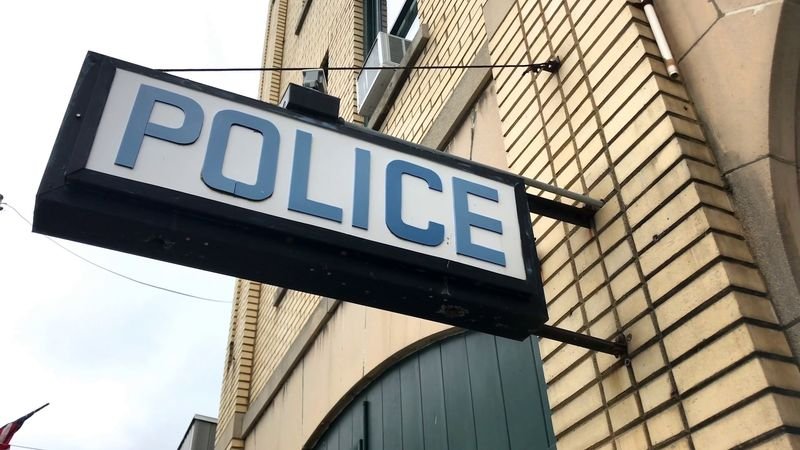Ein Mann stellte sich in der Provinz Nonthaburi der Polizei, nachdem er mutmaßlich eine Frau getötet und ihre Leiche zu einer Polizeistation gebracht hatte. Die schockierende Tat ereignete sich, als der Verdächtige mit der in einer Limousine versteckten Leiche des Opfers auf der Polizeistation Bang Bua Thong eintraf.