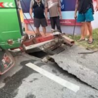 Die Polizei der Polizeistation Pluak Daeng in der Provinz Rayong erhielt am 2. Mai die Meldung über einen Mann, der in einem Abwasserrohr nahe des Ananasfestivals in Pluak Daeng festsaß. Rettungskräfte wurden entsandt und fanden einen 20-jährigen Mann, Herrn Golf, in einem verschlossenen Abwasserkanal. Er war Berichten zufolge etwa sieben Stunden lang eingeschlossen gewesen