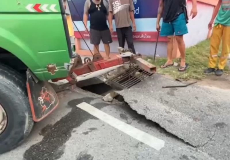 Die Polizei der Polizeistation Pluak Daeng in der Provinz Rayong erhielt am 2. Mai die Meldung über einen Mann, der in einem Abwasserrohr nahe des Ananasfestivals in Pluak Daeng festsaß. Rettungskräfte wurden entsandt und fanden einen 20-jährigen Mann, Herrn Golf, in einem verschlossenen Abwasserkanal. Er war Berichten zufolge etwa sieben Stunden lang eingeschlossen gewesen