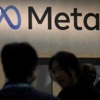 Meta Platforms hat laut einem internen Memo damit begonnen, die Mitarbeiter über eine neue Runde weltweiter Entlassungen zu informieren. Betroffen sind zunächst die Mitarbeiter in Singapur, dem asiatischen Hauptsitz des Unternehmens. Die Entlassungen begannen am Mittwoch gegen 4 Uhr morgens Ortszeit.