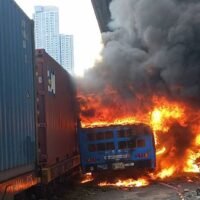 Bei einer Kollision zwischen einem Zug und einem Passagierbus in der Nähe des Bahnhofs Makkasan der Airport Rail Link in Bangkok am Samstagnachmittag wurden acht Tote und mindestens 35 Verletzte bestätigt.
