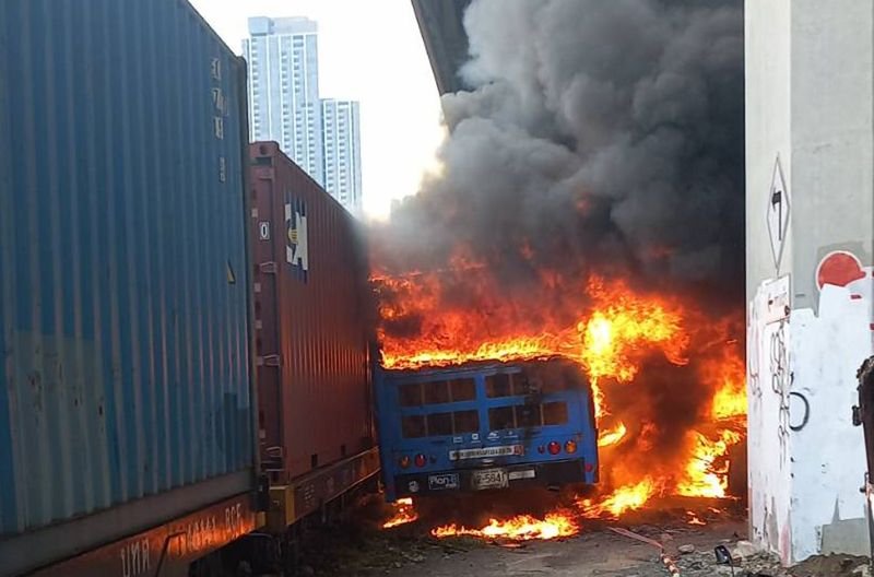 Bei einer Kollision zwischen einem Zug und einem Passagierbus in der Nähe des Bahnhofs Makkasan der Airport Rail Link in Bangkok am Samstagnachmittag wurden acht Tote und mindestens 35 Verletzte bestätigt.