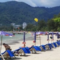 Die Behörden in Phuket, unter der Leitung von Suchart Chomklin, Minister für natürliche Ressourcen und Umwelt, wurden angewiesen, illegal errichtete Bauten am Nui Beach abzureißen, um staatliches Land zurückzugewinnen. Dieser Schritt folgt der Anweisung von Premierminister Anutin Charnvirakul, die widerrechtliche Inbesitznahme öffentlichen Landes zu untersuchen und den Zugang zum Strand für die Öffentlichkeit zu verbessern.