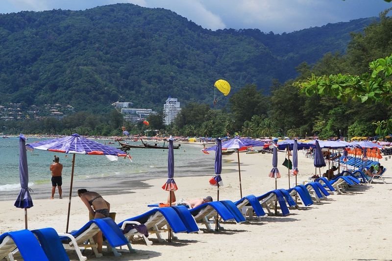 Die Behörden in Phuket, unter der Leitung von Suchart Chomklin, Minister für natürliche Ressourcen und Umwelt, wurden angewiesen, illegal errichtete Bauten am Nui Beach abzureißen, um staatliches Land zurückzugewinnen. Dieser Schritt folgt der Anweisung von Premierminister Anutin Charnvirakul, die widerrechtliche Inbesitznahme öffentlichen Landes zu untersuchen und den Zugang zum Strand für die Öffentlichkeit zu verbessern.