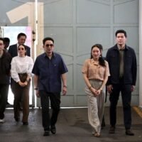 Die Demonstranten forderten das Justizministerium auf, das Verfahren zur Überprüfung der Bewährung des ehemaligen Premierministers Thaksin Shinawatra auszusetzen. Sie warfen den Behörden vor, das Gesetz falsch interpretiert und wichtige Erkenntnisse des Obersten Gerichtshofs über seinen Aufenthalt im Polizeikrankenhaus während seiner Haftstrafe ignoriert zu haben.