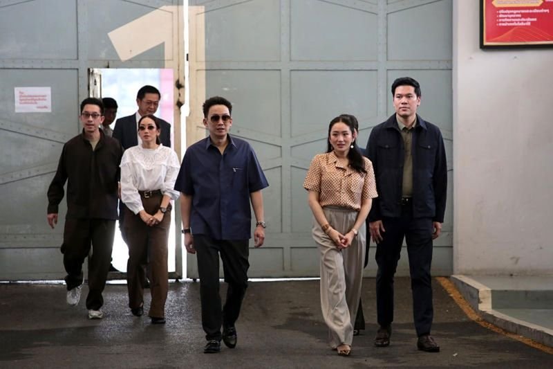Die Demonstranten forderten das Justizministerium auf, das Verfahren zur Überprüfung der Bewährung des ehemaligen Premierministers Thaksin Shinawatra auszusetzen. Sie warfen den Behörden vor, das Gesetz falsch interpretiert und wichtige Erkenntnisse des Obersten Gerichtshofs über seinen Aufenthalt im Polizeikrankenhaus während seiner Haftstrafe ignoriert zu haben.