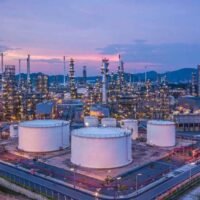 Laut Sarawut Kaewtathip, Generaldirektor des Department of Energy Business (DOEB), erwägen die Behörden die Aufhebung eines vorübergehenden Exportverbots für raffiniertes Öl. Sie verweisen dabei auf sichere Reserven und einen wachsenden Überschuss in den Lagereinrichtungen. Sechs inländische Ölraffinerien arbeiten mit Lagerkapazitäten, die fast zur Hälfte gefüllt sind.