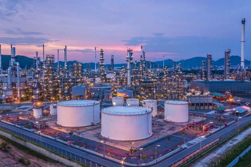 Laut Sarawut Kaewtathip, Generaldirektor des Department of Energy Business (DOEB), erwägen die Behörden die Aufhebung eines vorübergehenden Exportverbots für raffiniertes Öl. Sie verweisen dabei auf sichere Reserven und einen wachsenden Überschuss in den Lagereinrichtungen. Sechs inländische Ölraffinerien arbeiten mit Lagerkapazitäten, die fast zur Hälfte gefüllt sind.