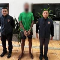 Ein 39-jähriger Österreicher wurde aus Thailand ausgewiesen, nachdem die Einwanderungsbehörden in Phuket sein Visum wegen wiederholten betrunkenen und störenden Verhaltens im Stadtteil Rawai widerrufen hatten. Die Beamten gaben an, der Mann, der nur als Raphael identifiziert wurde, habe wiederholt Anwohner belästigt, Menschen in der Öffentlichkeit eingeschüchtert und Thailands Tourismusimage geschädigt.