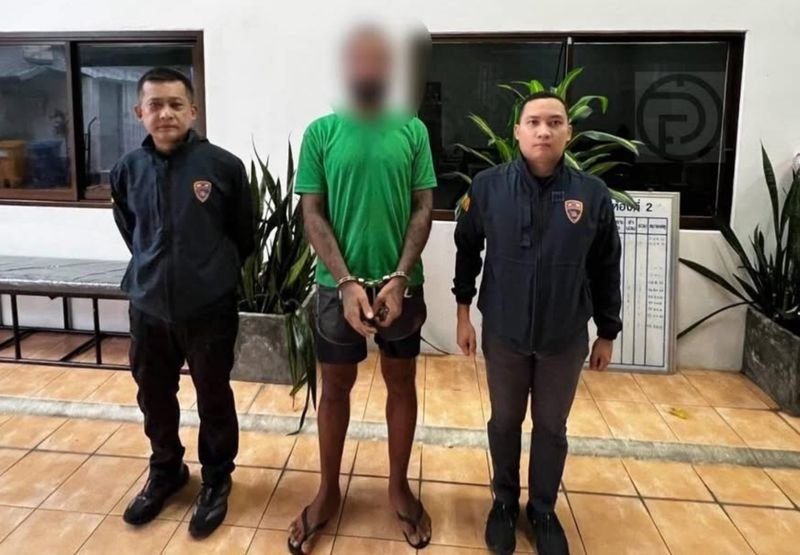 Ein 39-jähriger Österreicher wurde aus Thailand ausgewiesen, nachdem die Einwanderungsbehörden in Phuket sein Visum wegen wiederholten betrunkenen und störenden Verhaltens im Stadtteil Rawai widerrufen hatten. Die Beamten gaben an, der Mann, der nur als Raphael identifiziert wurde, habe wiederholt Anwohner belästigt, Menschen in der Öffentlichkeit eingeschüchtert und Thailands Tourismusimage geschädigt.