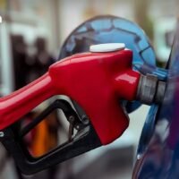 PTT Station und Bangchak haben die Kraftstoffpreise im Einzelhandel ab Dienstag, dem 26. Mai, gesenkt und die Preise für Benzin und Gasohol um 60 Satang pro Liter und die Dieselpreise um 1 Baht pro Liter reduziert.