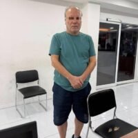 . Ein 67-jähriger schwedischer Tourist namens Mahmoud erstattete am frühen Morgen des 15. Mai in Pattaya Anzeige wegen Raubes von über 100.000 Baht durch eine Gruppe thailändischer Transfrauen. Der Vorfall ereignete sich im My View Condotel, wohin Mahmoud nach einem Besuch der Vergnügungslokale in der Walking Street zwei Transfrauen eingeladen hatte.
