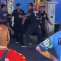 Drei Männer, mutmaßlich Sicherheitskräfte eines Unterhaltungslokals in Pattaya, wurden in den frühen Morgenstunden des 27. Mai dabei gefilmt, wie sie auf der Walking Street in Chon Buri mit einem ausländischen Touristen kämpften. Der Clip, der sich in den sozialen Medien rasant verbreitete, zeigt die drei Thailänder, die den Touristen in einer Auseinandersetzung, offenbar drei gegen einen, konfrontierten, bevor sich beide Seiten schließlich trennten.