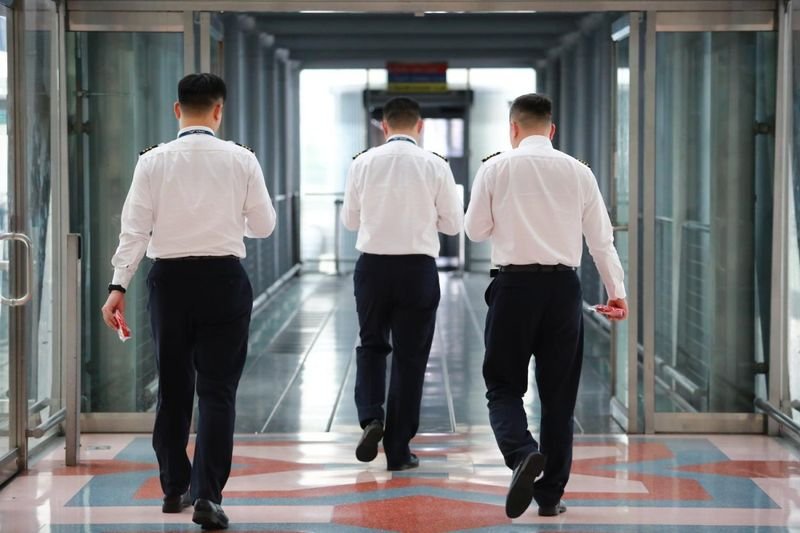 Die Piloten in Thailand spüren bereits die Auswirkungen der reduzierten Flugfrequenzen, da einige Billigfluggesellschaften eine Kürzung der Zulagen um 20 % und eine Reduzierung der Leistungsprämien angekündigt haben, um den steigenden Betriebskosten entgegenzuwirken.