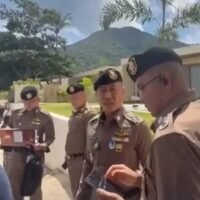 Die thailändische Polizei führte am 13. Mai auf Koh Phangan eine Großoperation durch und durchsuchte 32 Unternehmen, die im Verdacht stehen, mithilfe thailändischer Strohmänner illegal Land im Namen ausländischer Investoren zu halten. Mehr als 300 Beamte waren an der koordinierten Razzia beteiligt, die sich gegen Unternehmen richtete, die mit Landbesitz im Wert von über 150 Millionen Baht in Verbindung stehen.