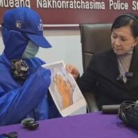 Ein Polizeisergeant im Nordosten Thailands muss sich wegen des mutmaßlichen Festhaltens und Misshandelns seiner Freundin verantworten. Polizeioberst Sirichai Srichaipanya gab bekannt, dass die Anklagepunkte, darunter Freiheitsberaubung, Körperverletzung und Computerkriminalität, noch diese Woche erhoben werden. Letztere Anklage bezieht sich auf die Verbreitung intimer Fotos des Opfers im Internet.