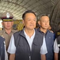 Premierminister Anutin Charnvirakul brach am Sonntagnachmittag seinen Besuch in Phuket ab, um ein illegales Lagerhaus zu besichtigen, in dem geschmuggelte Elektrogeräte im Wert von etwa 50 Millionen Baht gelagert wurden, die einem Staatsbürger Myanmars gehörten.