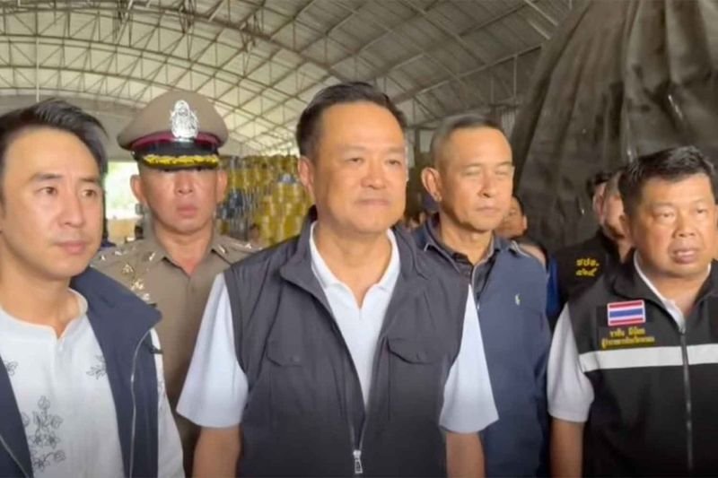 Premierminister Anutin Charnvirakul brach am Sonntagnachmittag seinen Besuch in Phuket ab, um ein illegales Lagerhaus zu besichtigen, in dem geschmuggelte Elektrogeräte im Wert von etwa 50 Millionen Baht gelagert wurden, die einem Staatsbürger Myanmars gehörten.