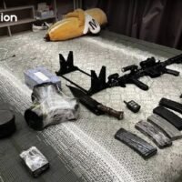 Premierminister und Innenminister Anutin Charnvirakul sagte am Samstag, er habe einen Bericht des nationalen Polizeichefs erhalten, nachdem die Polizei in Na Chom Thian, Chonburi, ein umgestürztes Auto untersucht hatte, das von einem Chinesen gefahren wurde, und später eine große Menge an Kriegswaffen und Sprengstoff entdeckt hatte.