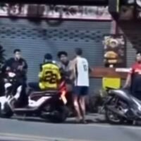 Ein Video, das eine Auseinandersetzung zwischen einem Ausländer und einem Thailänder zeigt, hat sich rasant im Internet verbreitet. Darin ist zu sehen, wie der Ausländer den Thailänder ohrfeigt, bevor es zu einer Schlägerei kommt. Der Clip, der von dem Nutzer „Mai Tong Pood“ geteilt wurde, dokumentiert die kurze Auseinandersetzung, die sich am Abend des 12. Mai ereignete