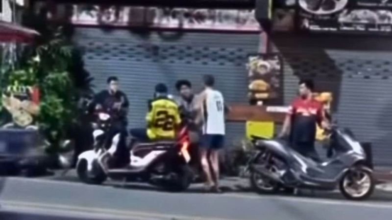 Ein Video, das eine Auseinandersetzung zwischen einem Ausländer und einem Thailänder zeigt, hat sich rasant im Internet verbreitet. Darin ist zu sehen, wie der Ausländer den Thailänder ohrfeigt, bevor es zu einer Schlägerei kommt. Der Clip, der von dem Nutzer „Mai Tong Pood“ geteilt wurde, dokumentiert die kurze Auseinandersetzung, die sich am Abend des 12. Mai ereignete