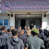 Generalleutnant Noppasin Poonsawat , ein dem Büro des nationalen Polizeichefs zugeordneter Kommandeur, gab am Samstag ein Update zum Polizeieinsatz gegen Ausländer, die gegen thailändisches Recht verstoßen. Mehr als 300 Beamte wurden im Rahmen einer integrierten Operation mit dem Titel „Vorgehen gegen ausländische Nominierte auf Koh Phangan: Phase 2“ eingesetzt.