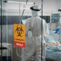 Thailand hat gewarnt, dass Reisende, die gegen Quarantäne- oder Isolationsanordnungen im Zusammenhang mit Ebola verstoßen, mit Gefängnisstrafen und hohen Geldstrafen rechnen müssen, da die Gesundheitsbehörden die Grenzkontrollen für Einreisende aus der DR Kongo und Uganda verschärfen.