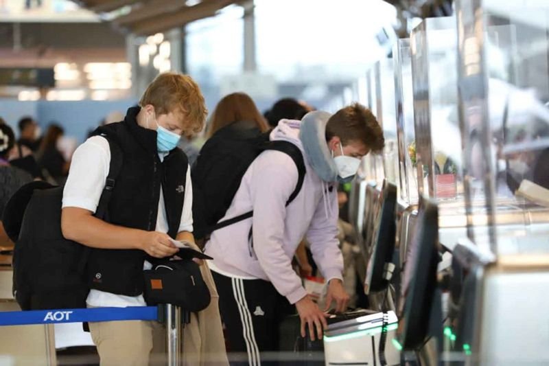 Die Airports of Thailand (AoT) plant, die Servicegebühr für internationale Passagiere ab dem 20. Juni an ihren sechs Flughäfen landesweit von 730 Baht auf 1.120 Baht zu erhöhen.Das Finanzministerium prüft derweil einen Vorschlag zur Wiedereinführung einer Ausreisesteuer für thailändische Reisende, die ins Ausland reisen, während die lange verzögerte Tourismusgebühr von 300 Baht für internationale Ankünfte noch immer der Beratung durch das Kabinett bedarf.
