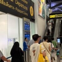 Die Rolltreppe am Flughafen Suvarnabhumi in Bangkok hat als „traurigste Rolltreppe der Welt“ virale Berühmtheit erlangt und spiegelt die Gefühle von Touristen wider, die Thailand nur ungern verlassen. Vielreisende und Social-Media-Nutzer versehen emotionale Videos mit Ausdrücken wie „Thailand-Blues“, um ihre Verbundenheit mit der Kultur, den Landschaften und der Gastfreundschaft des Landes auszudrücken. Dieser Trend unterstreicht Thailands anhaltende Anziehungskraft und lockt Besucher an, die ihren Aufenthalt oft verlängern oder weitere Reisen planen.