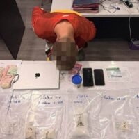 Ein 29-jähriger Russe wurde an einem Sicherheitskontrollpunkt in Phuket festgenommen, nachdem die Polizei bei seiner Fahrt mit einem Passagierbus von Pattaya nach Phuket große Mengen illegaler Drogen in seinem Besitz entdeckt hatte.
