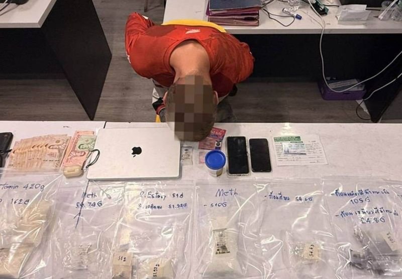 Ein 29-jähriger Russe wurde an einem Sicherheitskontrollpunkt in Phuket festgenommen, nachdem die Polizei bei seiner Fahrt mit einem Passagierbus von Pattaya nach Phuket große Mengen illegaler Drogen in seinem Besitz entdeckt hatte.