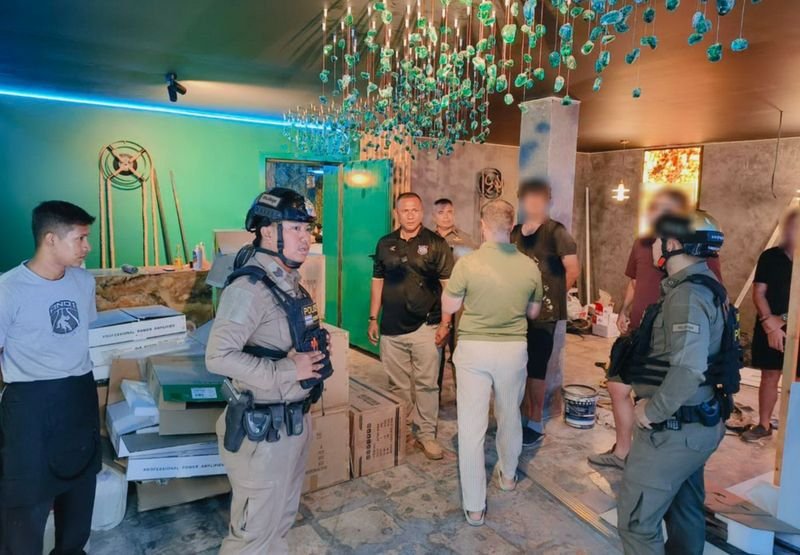 Vier russische Staatsangehörige wurden auf Koh Samui festgenommen, weil sie illegal als Elektriker arbeiteten und damit gegen thailändisches Arbeitsrecht verstießen, das diesen Beruf thailändischen Staatsbürgern vorbehält. Die Festnahmen erfolgten am 6. Mai 2026 durch die Einwanderungspolizei von Surat Thani nach einer gezielten Überwachungsaktion