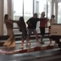 Fünf russische Touristen wurden festgenommen, nachdem sie in Phukets Fußgängerzone Midtown Walking Street an der Ratsada Road im Unterbezirk Talat Yai, Bezirk Mueang, mutmaßlich thailändische Anwohner und ausländische Staatsangehörige angegriffen hatten. Der Vorfall ereignete sich in den frühen Morgenstunden des 10. Mai 2026