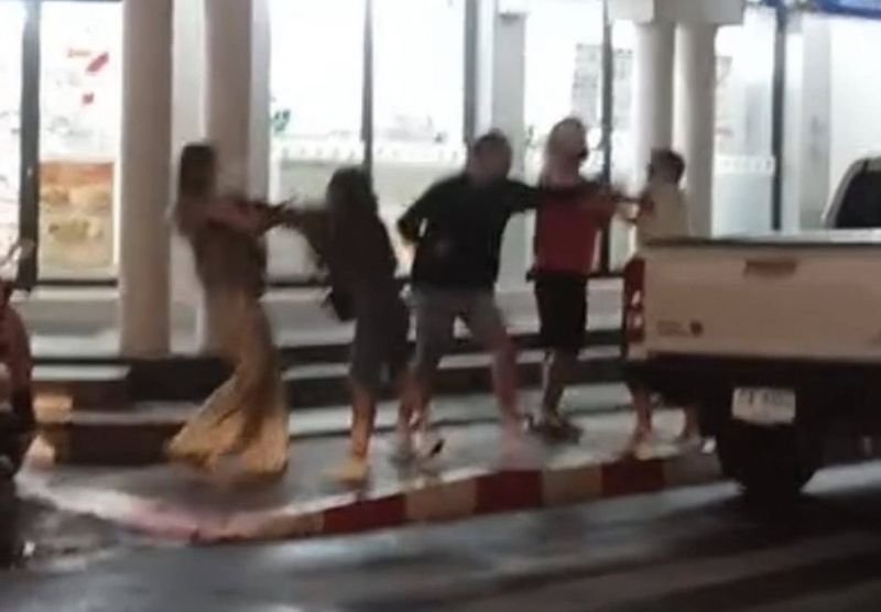Fünf russische Touristen wurden festgenommen, nachdem sie in Phukets Fußgängerzone Midtown Walking Street an der Ratsada Road im Unterbezirk Talat Yai, Bezirk Mueang, mutmaßlich thailändische Anwohner und ausländische Staatsangehörige angegriffen hatten. Der Vorfall ereignete sich in den frühen Morgenstunden des 10. Mai 2026
