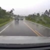 Sechs Menschen kamen ums Leben und drei weitere wurden schwer verletzt, als der Fahrer eines Pick-ups bei starkem Regen auf der Straße zwischen Khao Peep und Khao Thalu in der Provinz Chumphon am 23. Mai 2026 die Kontrolle über sein Fahrzeug verlor und frontal mit einem anderen Pick-up zusammenstieß.