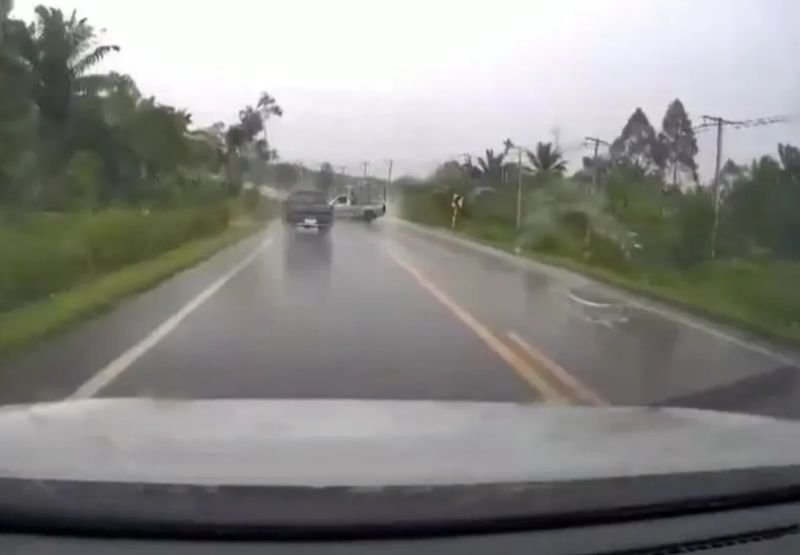 Sechs Menschen kamen ums Leben und drei weitere wurden schwer verletzt, als der Fahrer eines Pick-ups bei starkem Regen auf der Straße zwischen Khao Peep und Khao Thalu in der Provinz Chumphon am 23. Mai 2026 die Kontrolle über sein Fahrzeug verlor und frontal mit einem anderen Pick-up zusammenstieß.
