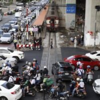 Der Güterzug, der am Samstagnachmittag in Bangkok einen Passagierbus rammte und acht Menschen tötete sowie viele weitere verletzte, verstieß gegen das Verbot, tagsüber nach Bangkok einzufahren, so der stellvertretende Verkehrsminister Siripong Angkasakulkiat.