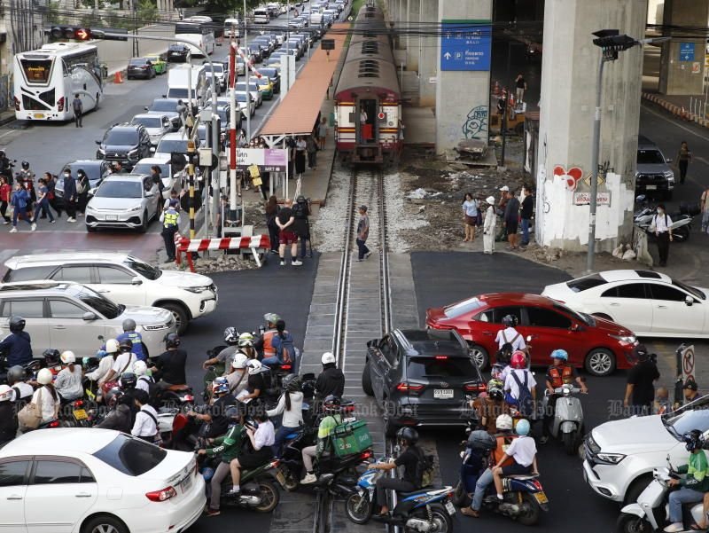 Der Güterzug, der am Samstagnachmittag in Bangkok einen Passagierbus rammte und acht Menschen tötete sowie viele weitere verletzte, verstieß gegen das Verbot, tagsüber nach Bangkok einzufahren, so der stellvertretende Verkehrsminister Siripong Angkasakulkiat.